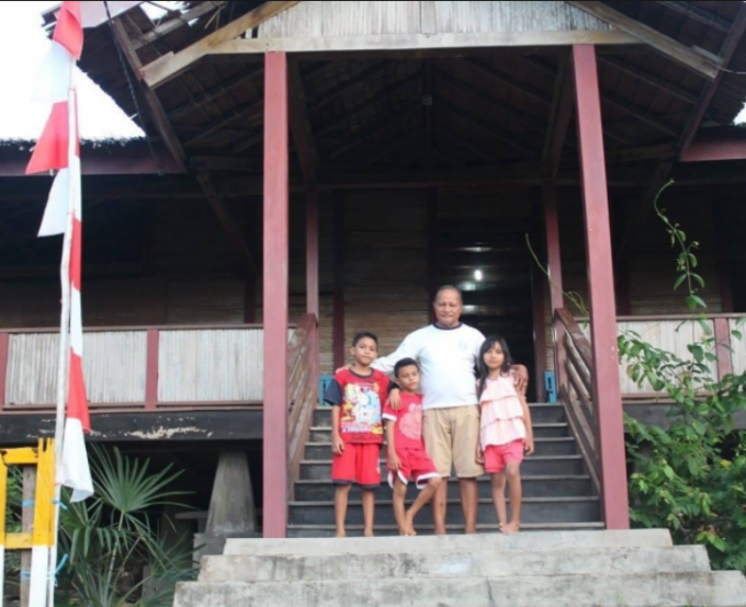 Peran Rumah Adat di Kampung Lorulun, Kecamatan Wertamrian, Kabupaten Kepulauan Tanimbar, Provinsi Maluku.